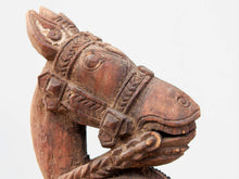 Carica l&#39;immagine nel visualizzatore di Gallery, Antica statua indiana raffigurante un cavallo in legno di teak inciso con basamento in metallo. Si nota la patina del tempo e l&#39;usura naturale dell&#39;oggetto. Unico e conservato perfettamente é databile primi 900. dimensioni 15x33 h44cm