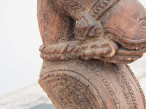 Antica statua indiana raffigurante un cavallo in legno di teak inciso con basamento in metallo. Si nota la patina del tempo e l'usura naturale dell'oggetto. Unico e conservato perfettamente é databile primi 900. dimensioni 15x33 h44cm