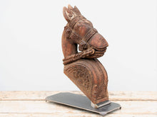 Carica l&#39;immagine nel visualizzatore di Gallery, Antica statua indiana raffigurante un cavallo in legno di teak inciso con basamento in metallo. Si nota la patina del tempo e l&#39;usura naturale dell&#39;oggetto. Unico e conservato perfettamente é databile primi 900. dimensioni 15x33 h44cm
