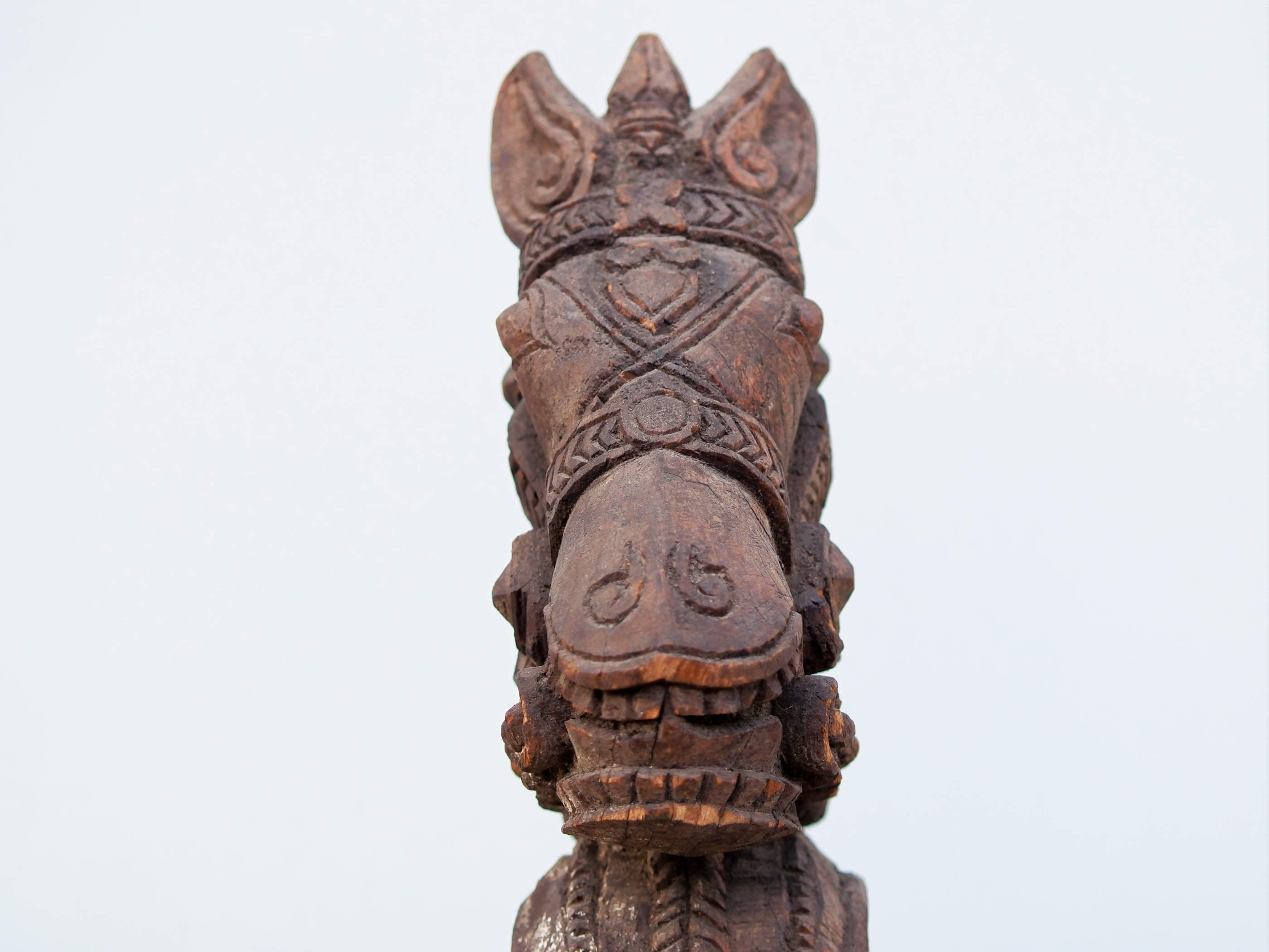 Antica statua indiana raffigurante un cavallo in legno di teak inciso con basamento in metallo. Si nota la patina del tempo e l'usura naturale dell'oggetto. Unico e conservato perfettamente é databile primi 900. dimensioni 15x33 h44cm