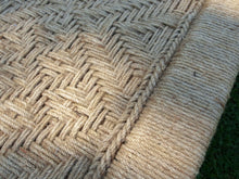 Carica l&#39;immagine nel visualizzatore di Gallery, Charpai bed, tipico letto/divano Indiano usato sia nelle case che all&#39;aperto. La struttura è in legno di faggio, sia i lati, che le gambe. La tessitura é fatta con la corda d&#39;erba fatta a mano, erba utilizzata principalmente per le fattorie e l&#39;uso all&#39;aperto.  Dimensioni 185x97  h55cm.    per ulteriori info o foto 0039 3338778241 info@etniko.it ig, fb, pinterest  etniko by crosato