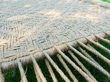 Carica l&#39;immagine nel visualizzatore di Gallery, Charpai bed, tipico letto/divano Indiano usato sia nelle case che all&#39;aperto. La struttura è in legno di faggio, sia i lati, che le gambe. La tessitura é fatta con la corda d&#39;erba fatta a mano, erba utilizzata principalmente per le fattorie e l&#39;uso all&#39;aperto.  Dimensioni 185x97  h55cm.    per ulteriori info o foto 0039 3338778241 info@etniko.it ig, fb, pinterest  etniko by crosato