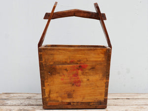 Cesto Cina, Porta Riso In Legno Di Olmo, Assemblati Senza L'Utilizzo Di Ferramenta Ma Solo Con Incastri A Pettine. Dimensioni 33x36xh52cm.