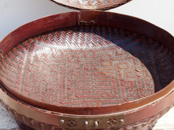Cesto intrecciato in bamboo di provenienza cinese, regione dello shanxi. dimensioni diametro 40 h19cm.   per info ed ulteriori foto  www.etniko.it facebook / instagram : etnikobycrosato 0039 3338778241 info@etniko.it