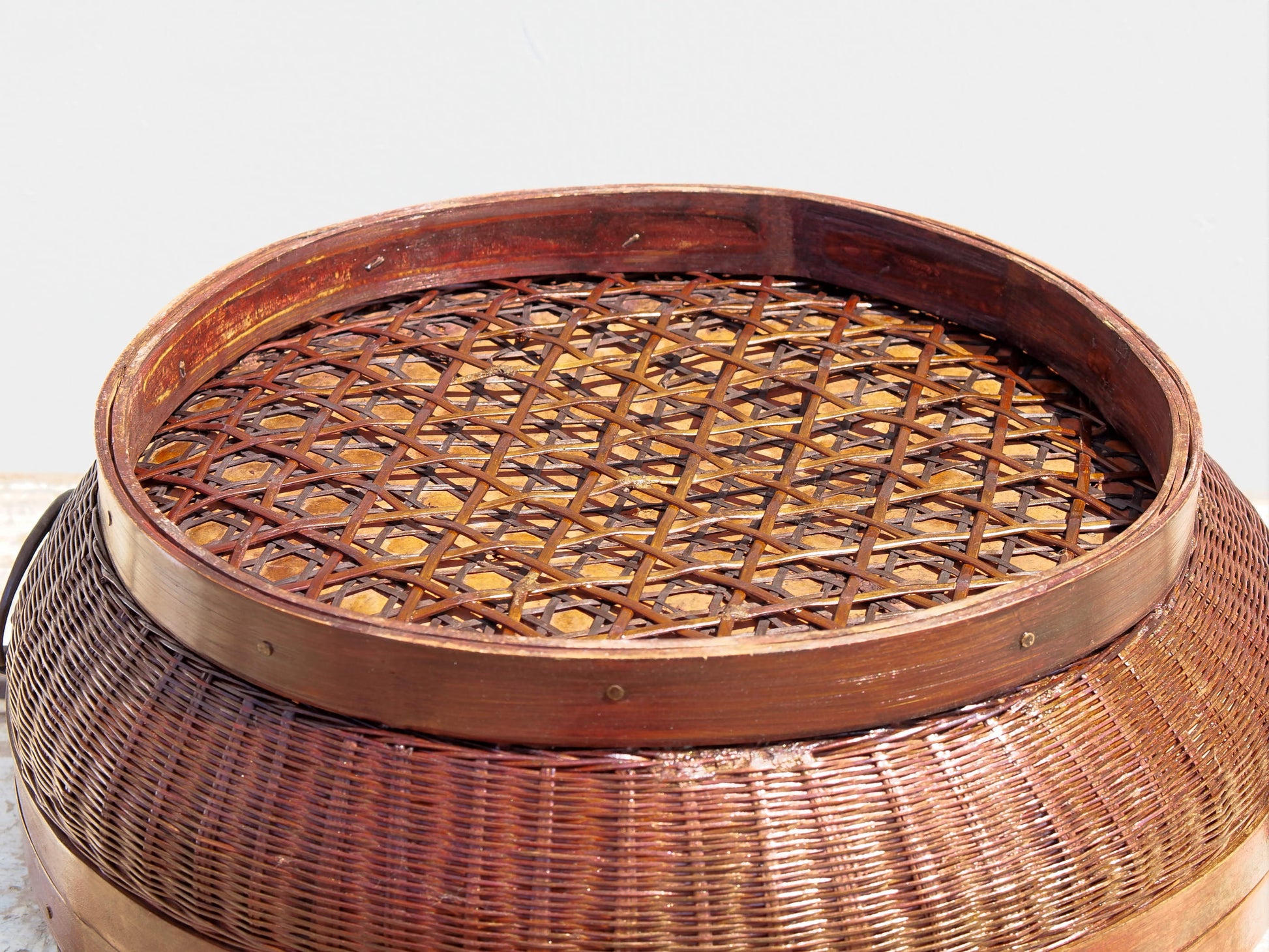 Cesto intrecciato in bamboo di provenienza cinese, regione dello shanxi. dimensioni diametro 40 h19cm.   per info ed ulteriori foto  www.etniko.it facebook / instagram : etnikobycrosato 0039 3338778241 info@etniko.it