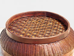 Cesto intrecciato in bamboo di provenienza cinese, regione dello shanxi. dimensioni diametro 40 h19cm.   per info ed ulteriori foto  www.etniko.it facebook / instagram : etnikobycrosato 0039 3338778241 info@etniko.it