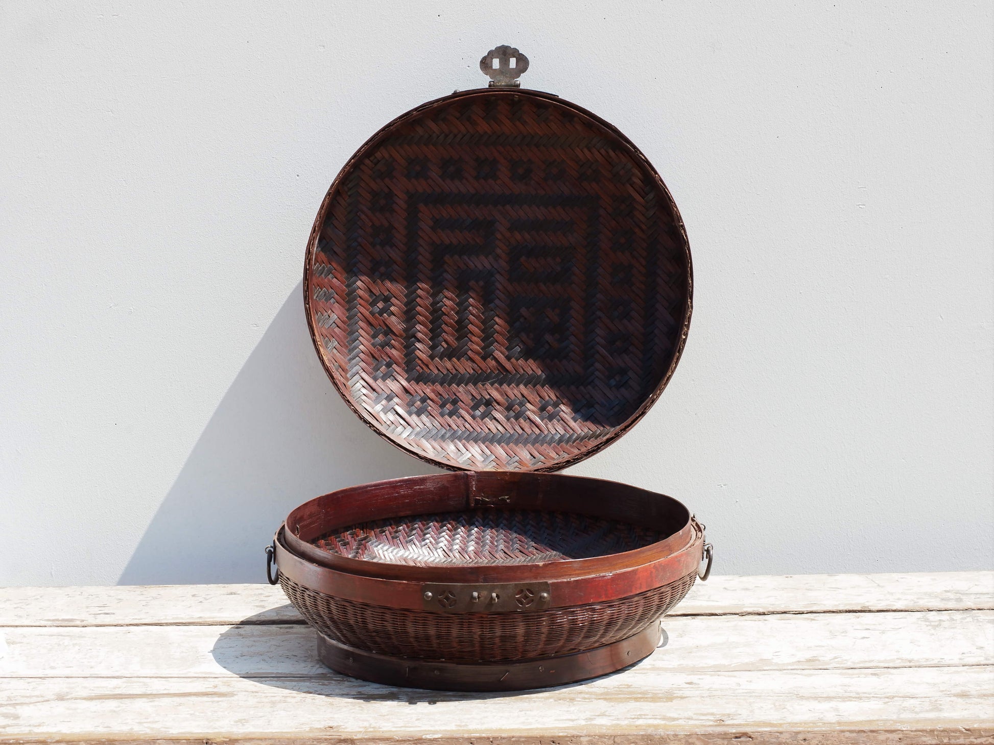 Cesto intrecciato in bamboo di provenienza cinese, regione dello shanxi. dimensioni diametro 40 h19cm.   per info ed ulteriori foto  www.etniko.it facebook / instagram : etnikobycrosato 0039 3338778241 info@etniko.it