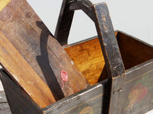 Carica l&#39;immagine nel visualizzatore di Gallery, Vecchia Scatola Portavivande In Legno Di Olmo Laccato E Decorato Su Base Di Gesso, Dipinta Nera Con Decorazioni Floreali.   Proveniente Dalla Cina E&#39; Databile Prima Metà &#39;900.  Conservata al 100% in ogni sua parte .   Dimensioni 36 x 26 h.33 cm