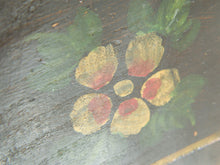 Carica l&#39;immagine nel visualizzatore di Gallery, Vecchia Scatola Portavivande In Legno Di Olmo Laccato E Decorato Su Base Di Gesso, Dipinta Nera Con Decorazioni Floreali.   Proveniente Dalla Cina E&#39; Databile Prima Metà &#39;900.  Conservata al 100% in ogni sua parte .   Dimensioni 36 x 26 h.33 cm