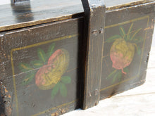 Carica l&#39;immagine nel visualizzatore di Gallery, Vecchia Scatola Portavivande In Legno Di Olmo Laccato E Decorato Su Base Di Gesso, Dipinta Nera Con Decorazioni Floreali.   Proveniente Dalla Cina E&#39; Databile Prima Metà &#39;900.  Conservata al 100% in ogni sua parte .   Dimensioni 36 x 26 h.33 cm