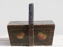 Carica l&#39;immagine nel visualizzatore di Gallery, Vecchia Scatola Portavivande In Legno Di Olmo Laccato E Decorato Su Base Di Gesso, Dipinta Nera Con Decorazioni Floreali.   Proveniente Dalla Cina E&#39; Databile Prima Metà &#39;900.  Conservata al 100% in ogni sua parte .   Dimensioni 36 x 26 h.33 cm