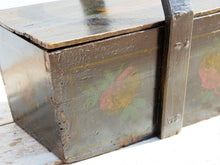 Carica l&#39;immagine nel visualizzatore di Gallery, Vecchia Scatola Portavivande In Legno Di Olmo Laccato E Decorato Su Base Di Gesso, Dipinta Nera Con Decorazioni Floreali.   Proveniente Dalla Cina E&#39; Databile Prima Metà &#39;900.  Conservata al 100% in ogni sua parte .   Dimensioni 36 x 26 h.33 cm