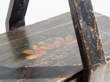 Carica l&#39;immagine nel visualizzatore di Gallery, Vecchia Scatola Portavivande In Legno Di Olmo Laccato E Decorato Su Base Di Gesso, Dipinta Nera Con Decorazioni Floreali.   Proveniente Dalla Cina E&#39; Databile Prima Metà &#39;900.  Conservata al 100% in ogni sua parte .   Dimensioni 36 x 26 h.33 cm