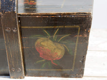 Carica l&#39;immagine nel visualizzatore di Gallery, Vecchia Scatola Portavivande In Legno Di Olmo Laccato E Decorato Su Base Di Gesso, Dipinta Nera Con Decorazioni Floreali.   Proveniente Dalla Cina E&#39; Databile Prima Metà &#39;900.  Conservata al 100% in ogni sua parte .   Dimensioni 36 x 26 h.33 cm