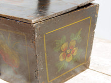 Carica l&#39;immagine nel visualizzatore di Gallery, Vecchia Scatola Portavivande In Legno Di Olmo Laccato E Decorato Su Base Di Gesso, Dipinta Nera Con Decorazioni Floreali.   Proveniente Dalla Cina E&#39; Databile Prima Metà &#39;900.  Conservata al 100% in ogni sua parte .   Dimensioni 36 x 26 h.33 cm