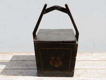 Carica l&#39;immagine nel visualizzatore di Gallery, Vecchia Scatola Portavivande In Legno Di Olmo Laccato E Decorato Su Base Di Gesso, Dipinta Nera Con Decorazioni Floreali.   Proveniente Dalla Cina E&#39; Databile Prima Metà &#39;900.  Conservata al 100% in ogni sua parte .   Dimensioni 36 x 26 h.33 cm