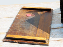 Carica l&#39;immagine nel visualizzatore di Gallery, Vecchia Scatola Portavivande In Legno Di Olmo Laccato E Decorato Su Base Di Gesso, Dipinta Nera Con Decorazioni Floreali.   Proveniente Dalla Cina E&#39; Databile Prima Metà &#39;900.  Conservata al 100% in ogni sua parte .   Dimensioni 36 x 26 h.33 cm