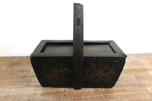 Carica l&#39;immagine nel visualizzatore di Gallery, Scatola Portavivande In Legno, Provenienza Cina, Dipinto Nero Con Decorazioni Floreali. Dimensioni 38x22xh36cm.