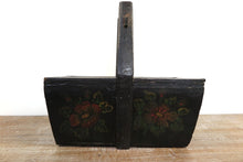 Carica l&#39;immagine nel visualizzatore di Gallery, Scatola Portavivande In Legno, Provenienza Cina, Dipinto Nero Con Decorazioni Floreali. Dimensioni 38x22xh36cm.