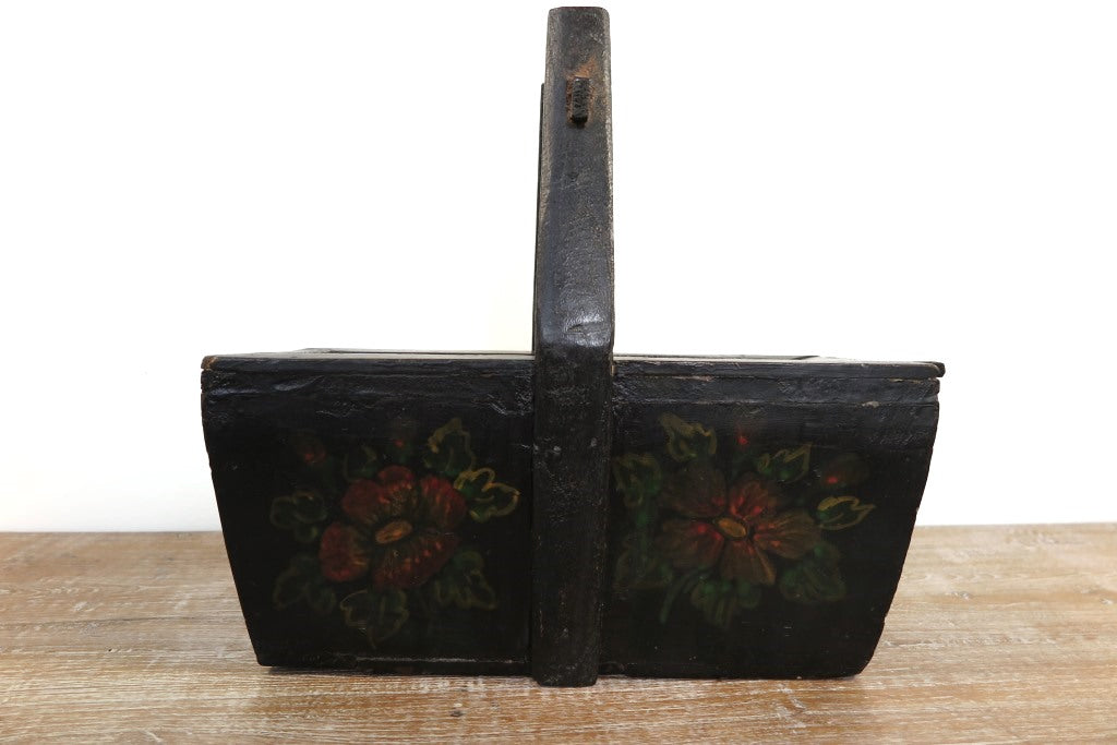Scatola Portavivande In Legno, Provenienza Cina, Dipinto Nero Con Decorazioni Floreali. Dimensioni 38x22xh36cm.