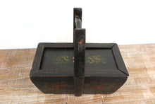 Carica l&#39;immagine nel visualizzatore di Gallery, Scatola Portavivande In Legno, Provenienza Cina, Dipinto Nero Con Decorazioni Floreali. Dimensioni 38x22xh36cm.