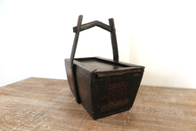 Carica l&#39;immagine nel visualizzatore di Gallery, Scatola Portavivande In Legno, Provenienza Cina, Dipinto Nero Con Decorazioni Floreali. Dimensioni 38x22xh36cm.