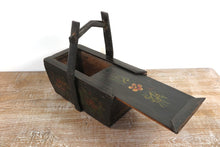 Carica l&#39;immagine nel visualizzatore di Gallery, Scatola Portavivande In Legno, Provenienza Cina, Dipinto Nero Con Decorazioni Floreali. Dimensioni 38x22xh36cm.