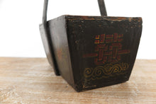 Carica l&#39;immagine nel visualizzatore di Gallery, Scatola Portavivande In Legno, Provenienza Cina, Dipinto Nero Con Decorazioni Floreali. Dimensioni 38x22xh36cm.