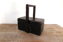 Carica l&#39;immagine nel visualizzatore di Gallery, Scatola Portavivande In Legno, Provenienza Cina, Dipinto Nero. Dimensioni 37x23xh38cm.