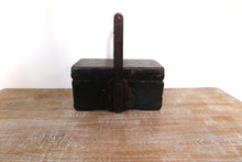 Carica l&#39;immagine nel visualizzatore di Gallery, Scatola Portavivande In Legno, Provenienza Cina, Dipinto Nero. Dimensioni 37x23xh38cm.