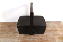 Carica l&#39;immagine nel visualizzatore di Gallery, Scatola Portavivande In Legno, Provenienza Cina, Dipinto Nero. Dimensioni 37x23xh38cm.