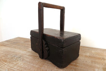 Carica l&#39;immagine nel visualizzatore di Gallery, Scatola Portavivande In Legno, Provenienza Cina, Dipinto Nero. Dimensioni 37x23xh38cm.