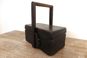 Scatola Portavivande In Legno, Provenienza Cina, Dipinto Nero. Dimensioni 37x23xh38cm.