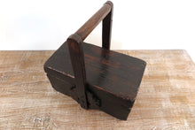 Carica l&#39;immagine nel visualizzatore di Gallery, Scatola Portavivande In Legno, Provenienza Cina, Dipinto Nero. Dimensioni 37x23xh38cm.