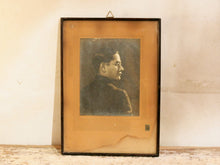 Carica l&#39;immagine nel visualizzatore di Gallery, vecchia fotografia indiana raffigurate volto . cornice e foto databili anni 70/80 . pezzo unico conservato originale . legno e foto .  misure cornice 36 x 26cm   per ulteriori info o dettagli info@etniko.it instagram / facebook / etsy : etnikobycrosato whatsapp 0039 3338778241