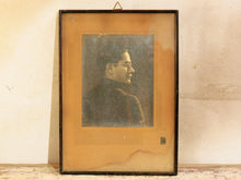 Carica l&#39;immagine nel visualizzatore di Gallery, vecchia fotografia indiana raffigurate volto . cornice e foto databili anni 70/80 . pezzo unico conservato originale . legno e foto .  misure cornice 36 x 26cm   per ulteriori info o dettagli info@etniko.it instagram / facebook / etsy : etnikobycrosato whatsapp 0039 3338778241