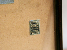 Carica l&#39;immagine nel visualizzatore di Gallery, vecchia fotografia indiana raffigurate volto . cornice e foto databili anni 70/80 . pezzo unico conservato originale . legno e foto .  misure cornice 36 x 26cm   per ulteriori info o dettagli info@etniko.it instagram / facebook / etsy : etnikobycrosato whatsapp 0039 3338778241