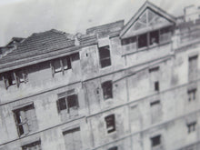 Carica l&#39;immagine nel visualizzatore di Gallery, Vecchia fotografia indiana raffigurate un edificio, cornice e foto databili anni 70/80, pezzo unico conservato originale .  Provenienza Indiana, legno e foto .  dimensioni cornice 60x50cm.    per ulteriori info o dettagli  mail info@etniko.it watshapp 0039 3338778241  instagram / facebook / etsy : etnikobycrosato