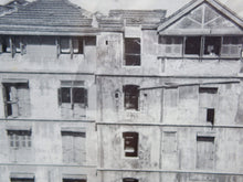Carica l&#39;immagine nel visualizzatore di Gallery, Vecchia fotografia indiana raffigurate un edificio, cornice e foto databili anni 70/80, pezzo unico conservato originale .  Provenienza Indiana, legno e foto .  dimensioni cornice 60x50cm.    per ulteriori info o dettagli  mail info@etniko.it watshapp 0039 3338778241  instagram / facebook / etsy : etnikobycrosato