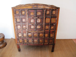 Antica Credenza Indiana Di Origine Rurale A 2 Ante Centrali In Legno Di Teak E Metallo Cesellato. Unico E Conservato Perfettamente , Proveniente Dal Sud Dell'India E' Databile Fine '800 Primi '900. Dimensioni 105x63xh135cm.