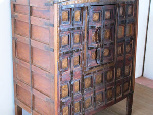 Antica Credenza Indiana Di Origine Rurale A 2 Ante Centrali In Legno Di Teak E Metallo Cesellato. Unico E Conservato Perfettamente , Proveniente Dal Sud Dell'India E' Databile Fine '800 Primi '900. Dimensioni 105x63xh135cm.