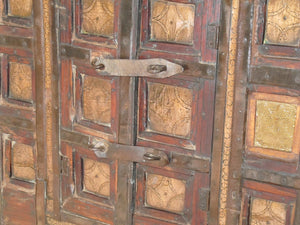 Antica Credenza Indiana Di Origine Rurale A 2 Ante Centrali In Legno Di Teak E Metallo Cesellato. Unico E Conservato Perfettamente , Proveniente Dal Sud Dell'India E' Databile Fine '800 Primi '900. Dimensioni 105x63xh135cm.