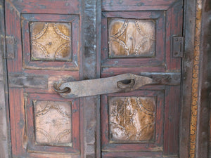 Antica Credenza Indiana Di Origine Rurale A 2 Ante Centrali In Legno Di Teak E Metallo Cesellato. Unico E Conservato Perfettamente , Proveniente Dal Sud Dell'India E' Databile Fine '800 Primi '900. Dimensioni 105x63xh135cm.