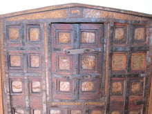 Carica l&#39;immagine nel visualizzatore di Gallery, Antica Credenza Indiana Di Origine Rurale A 2 Ante Centrali In Legno Di Teak E Metallo Cesellato. Unico E Conservato Perfettamente , Proveniente Dal Sud Dell&#39;India E&#39; Databile Fine &#39;800 Primi &#39;900. Dimensioni 105x63xh135cm.