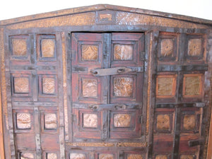 Antica Credenza Indiana Di Origine Rurale A 2 Ante Centrali In Legno Di Teak E Metallo Cesellato. Unico E Conservato Perfettamente , Proveniente Dal Sud Dell'India E' Databile Fine '800 Primi '900. Dimensioni 105x63xh135cm.