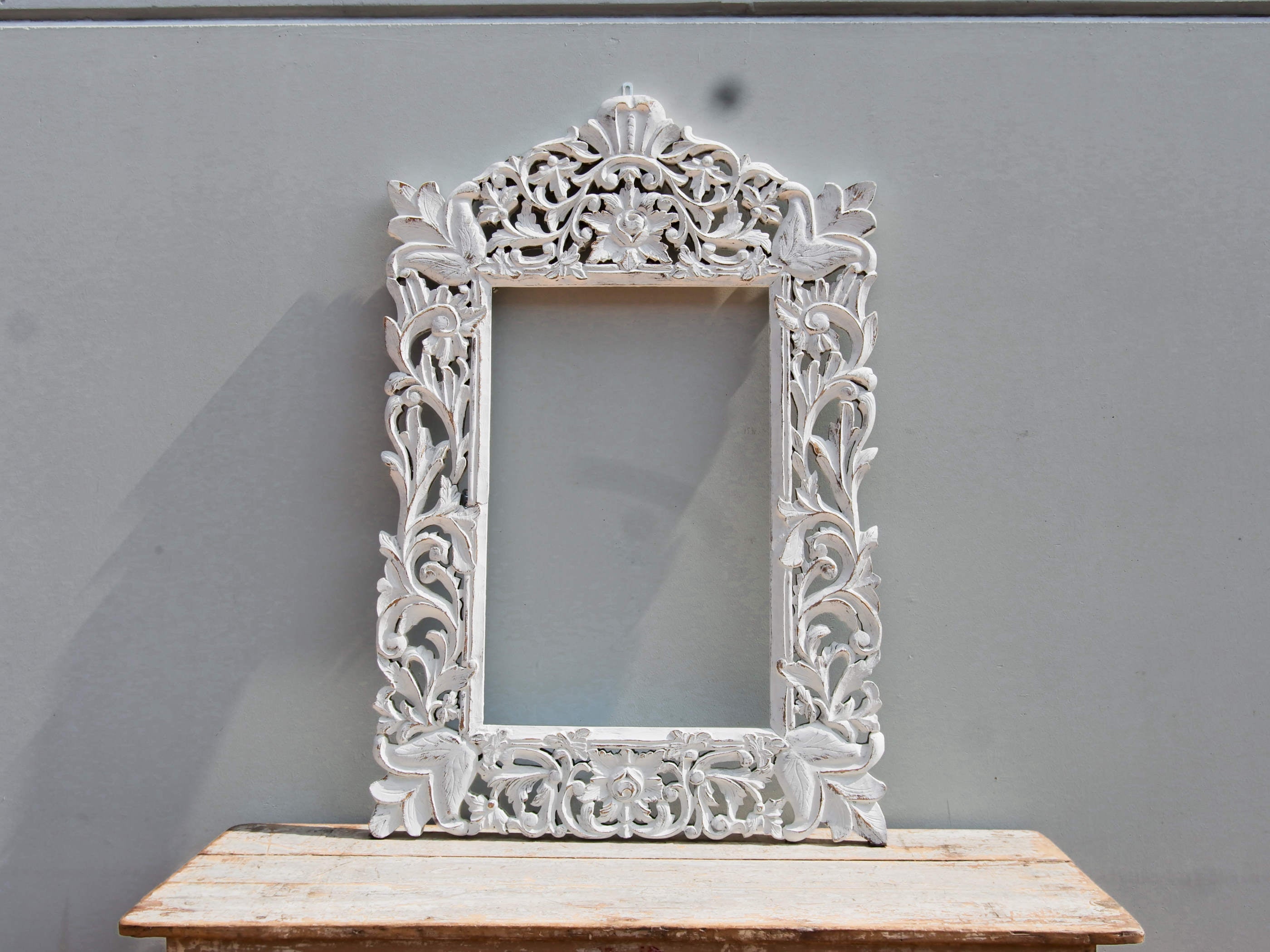 Cornice In Legno Traforata Indiana Finitura BIanca Decappata.  Dimensioni 93x140cm.  per info ed ulteriori foto info@etniko.it facebook / instagram / pinterest / etsy : etnikobycrosato 0039 3338778241