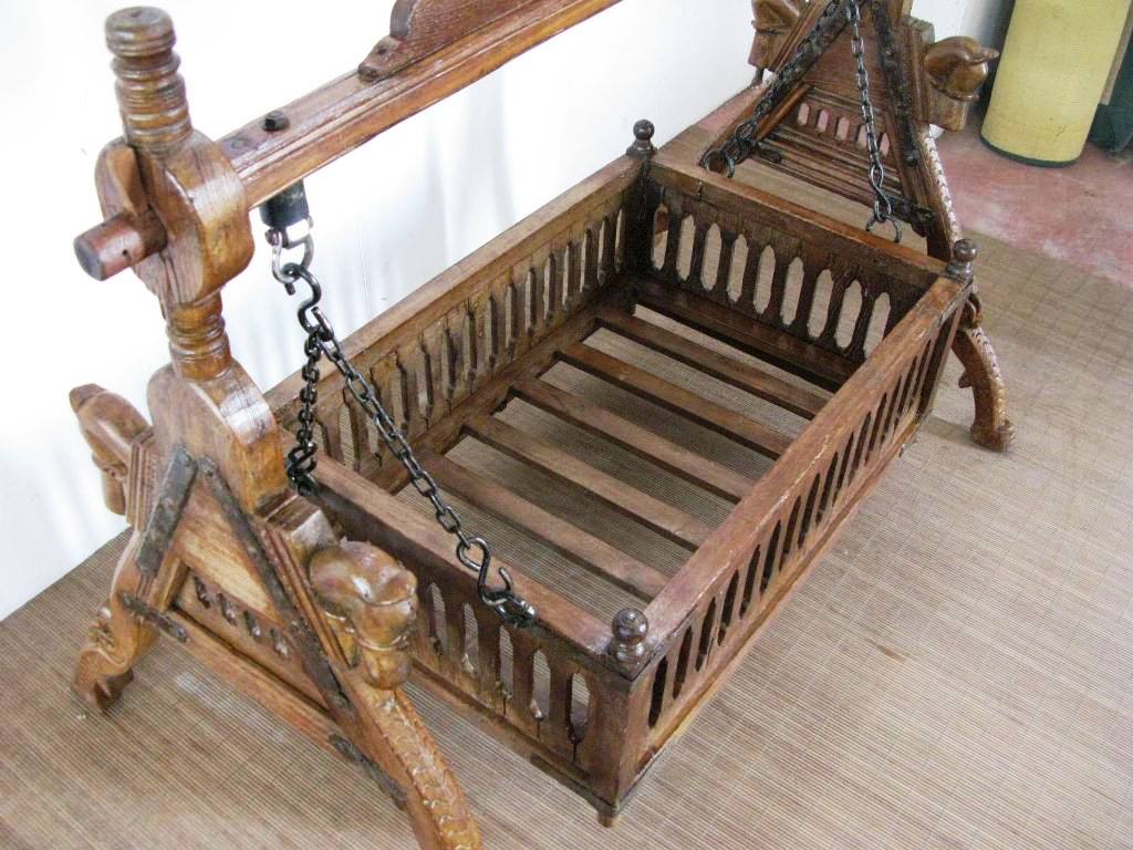 Culla Indiana Antica In Legno Di Teak. Stato Di Conservazione Ottimo, Sia Nella Parte In Legno Che Nella Parte Metallica. Databile Fine '800, Primi '900. Interamente Smontabile, Tipica Della Zona Del Nord Dell'India E Pakistan. Dimensioni 146x90xh110cm.