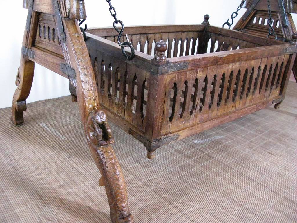 Culla Indiana Antica In Legno Di Teak. Stato Di Conservazione Ottimo, Sia Nella Parte In Legno Che Nella Parte Metallica. Databile Fine '800, Primi '900. Interamente Smontabile, Tipica Della Zona Del Nord Dell'India E Pakistan. Dimensioni 146x90xh110cm.