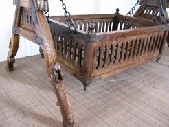 Culla Indiana Antica In Legno Di Teak. Stato Di Conservazione Ottimo, Sia Nella Parte In Legno Che Nella Parte Metallica. Databile Fine '800, Primi '900. Interamente Smontabile, Tipica Della Zona Del Nord Dell'India E Pakistan. Dimensioni 146x90xh110cm.