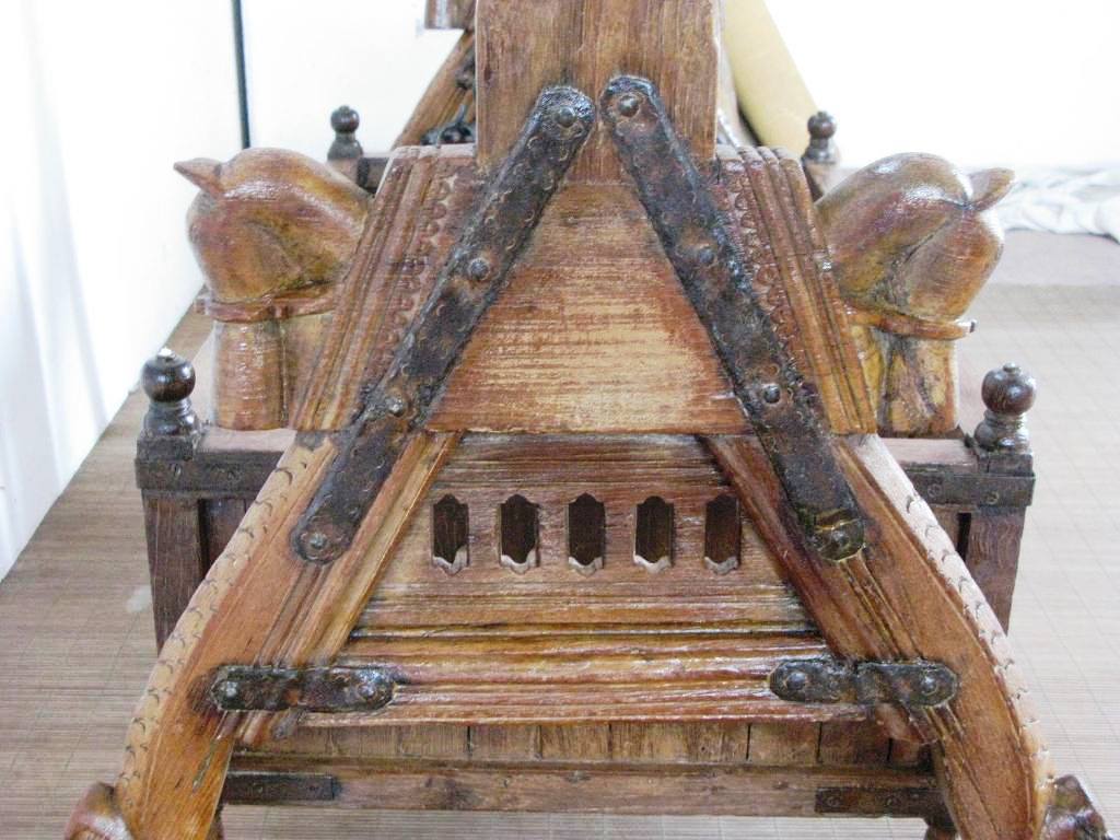Culla Indiana Antica In Legno Di Teak. Stato Di Conservazione Ottimo, Sia Nella Parte In Legno Che Nella Parte Metallica. Databile Fine '800, Primi '900. Interamente Smontabile, Tipica Della Zona Del Nord Dell'India E Pakistan. Dimensioni 146x90xh110cm.